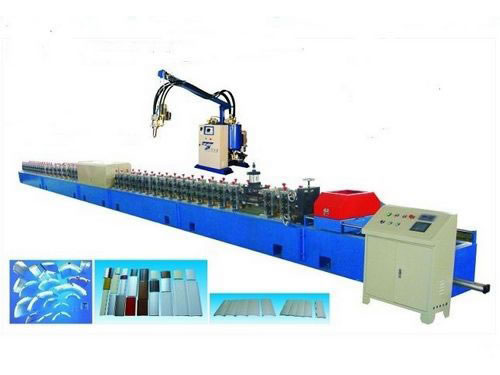 Rolltor Maschine bildet